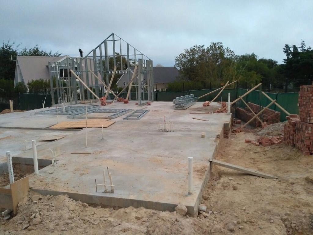 20170331 first gable going up